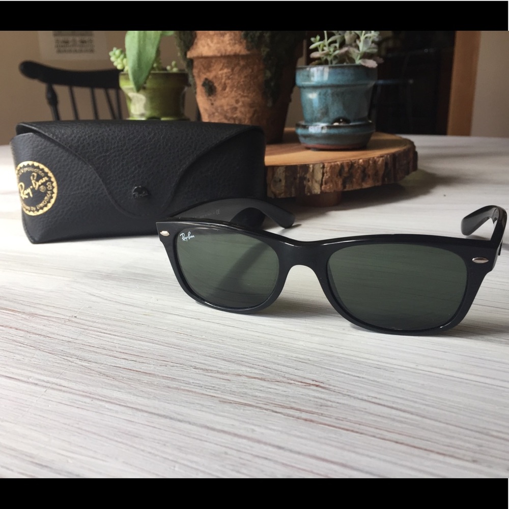 Ray-Ban New Wayfarer Black RB2132 52-18 Sunglasses